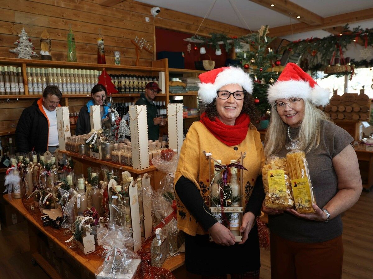 Nadja Gamper und Angelika Bell mit einigen der vielen Produkte im Hofladen. ⇒AME