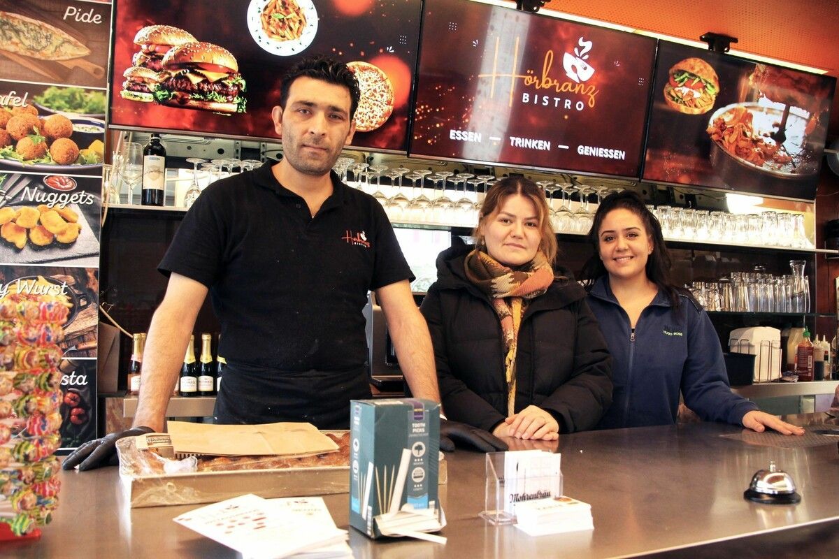 Neo-Pächter Nawab Osmani mit Gattin Jalleh und Servicemitarbeiterin Kübra.⇒Michel Hannes Stocklasa