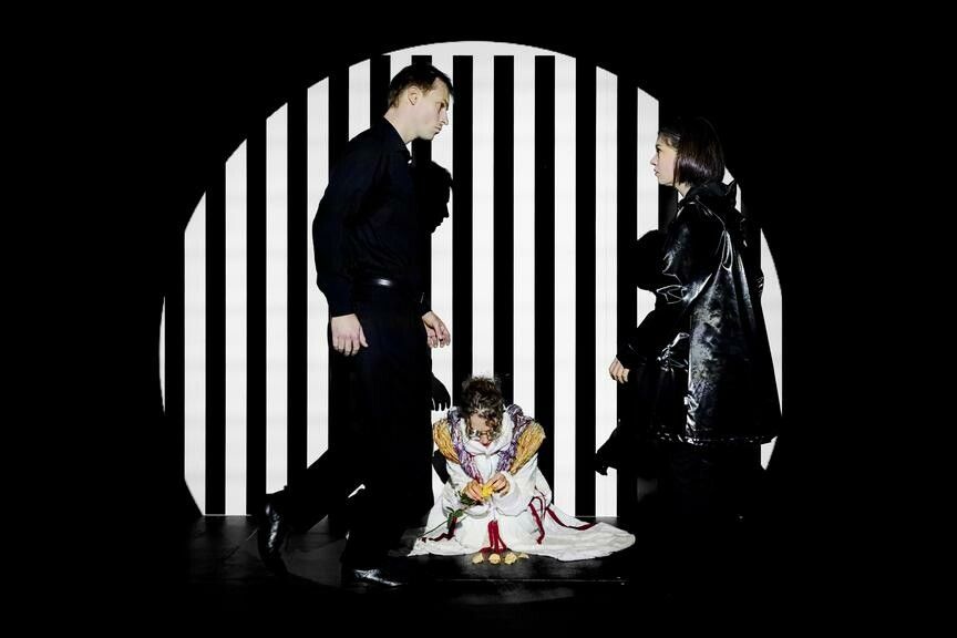 Nico Raschner und Isabella Campestrini umkreisen Bella Angora zwischen Sinn und Zerfall.⇒ LT/Köhler