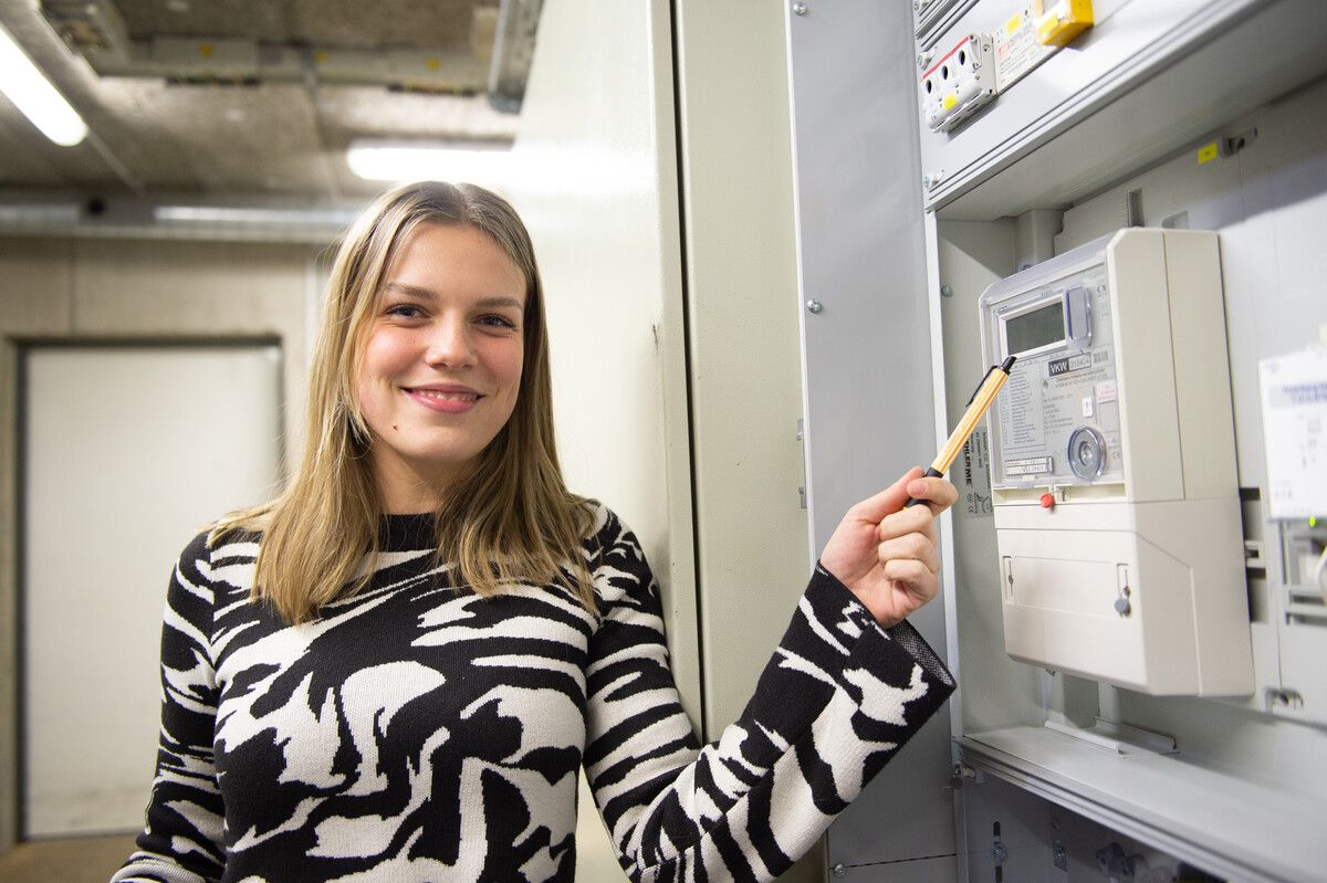 Niedrigere Stromkosten
            Während in vielen Bundesländern die Stromnetztarife 2026 steigen, sinken sie in Vorarlberg leicht. Der Vorarlberger Energieversorger illwerke vkw senkt ab 1. Jänner 2026 sowohl die Netz- als auch die Energiepreise. Die gesamten Stromkosten für Haushalte und Geschäftskunden gehen damit leicht zurück. Zusätzlich wirkt sich bundesweit die temporäre Senkung der Elektrizitätsabgabe aus: Sie beträgt 2026 für Haushalte nur 0,1 statt 1,5 Cent pro Kilowattstunde. Erdgas-Kundinnen und -Kunden müssen hingegen auch in Vorarlberg mit höheren Kosten rechnen. Trotz sinkender Energiepreise steigen die Gesamtkosten durch eine Anpassung der regulierten Netzentgelte leicht. BER