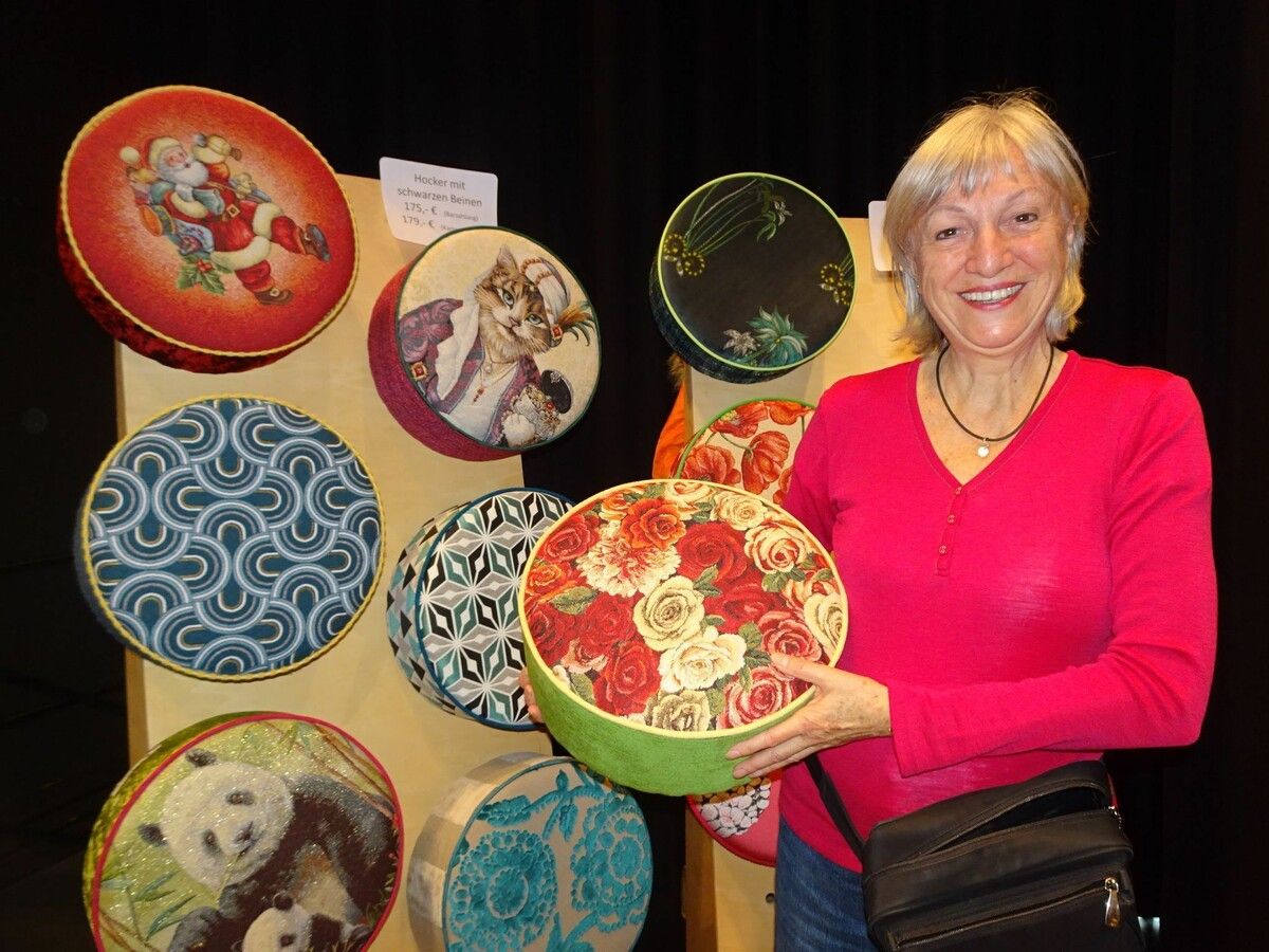 Nina Trautmann präsentierte beim Kunsthandwerksmarkt im Saal Studa, wie man bei ihr „schön sitzen“ kann. ⇒cth (4)