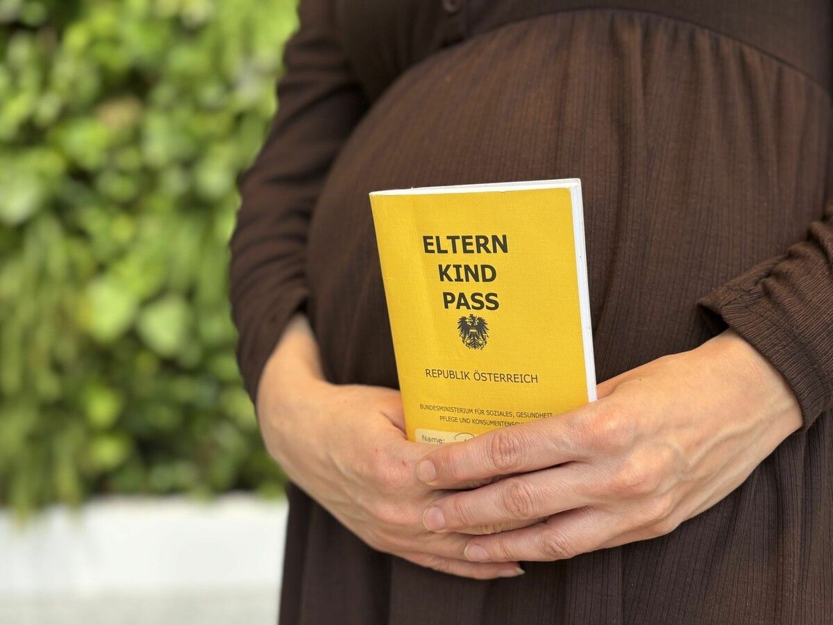 Noch gibt es den bekannten Eltern-Kind-Pass. Das gelbe Papierheft hat künftig aber ausgedient. ⇒VN/Rauch