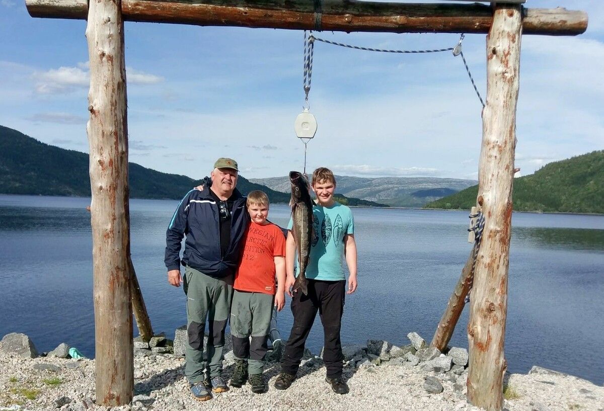 Norbert mit seinen Buben am Fischen.