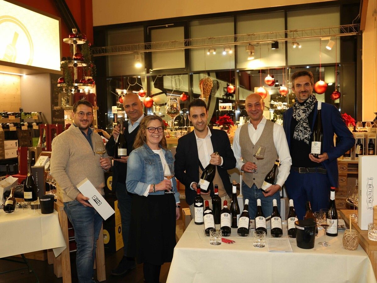 Norbert Unger (Weingut Bernhard Ott), Roberto Tondo (Barone Pizzini), GF Christine Bertsch, Martin Champagne (Maison Chapoutier), GF Oliver Bertsch und Filipo Butussi (Valentino Butussi).⇒AME