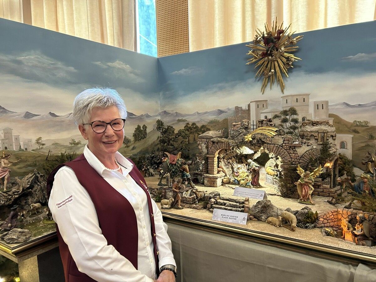 Obfrau Marlies Kuster ist stolz auf „ihre“ Krippenbauer.⇒STL