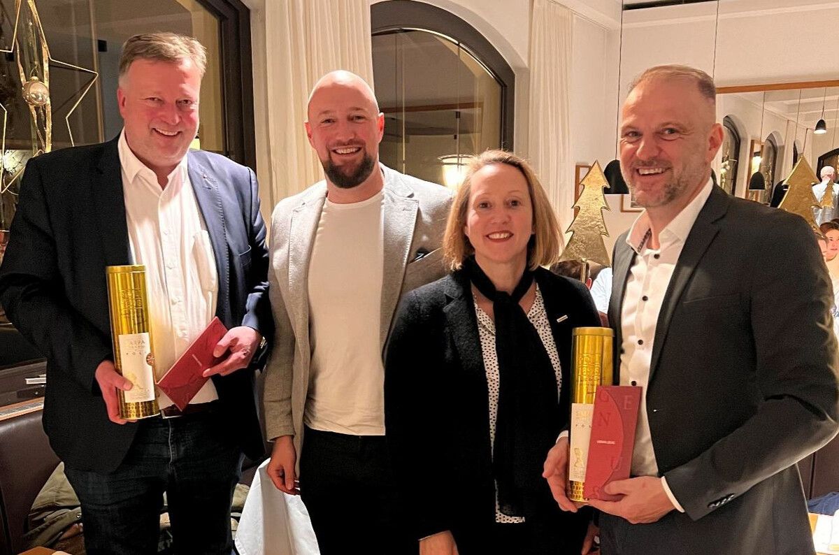 Obmann Emanuel Jori und Geschäftsführerin Deborah Blümel danken Erich Gruber und Daniel Siegl für ihr langjähriges ehrenamtliches Engagement.