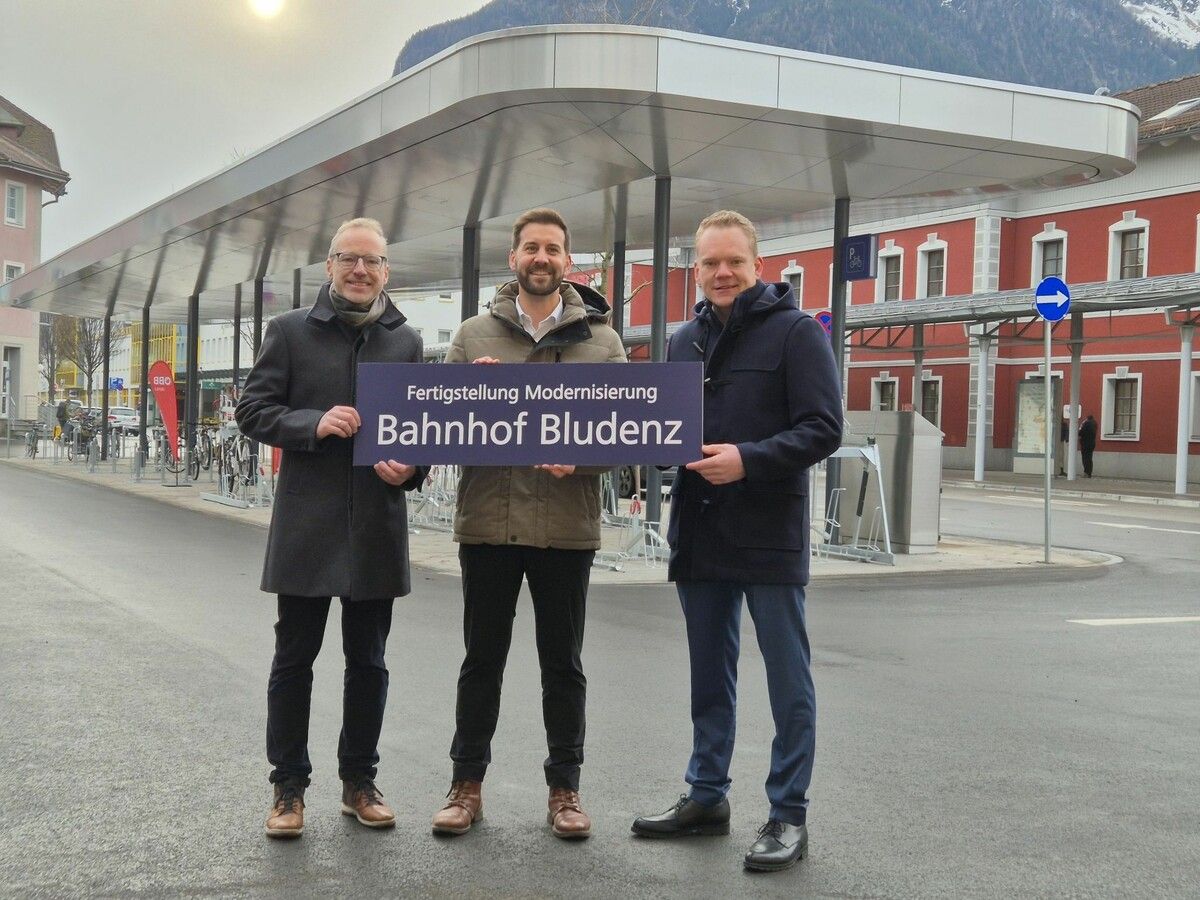 ÖBB Projektleiter Harald Schreyer, Bürgermeister Simon Tschann und Landesstatthalter Christof Bitschi (v.l.) in der neuen Begegnungszone am Vorplatz des Bahnhofs Bludenz.⇒VN/JUN