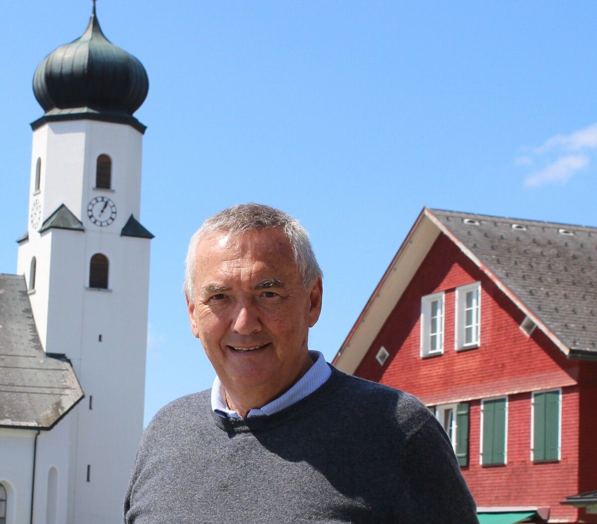 Othmar Bereuter lädt zur Ausstellung der Arge Kunst am Berg ein. ⇒Peter Strauß