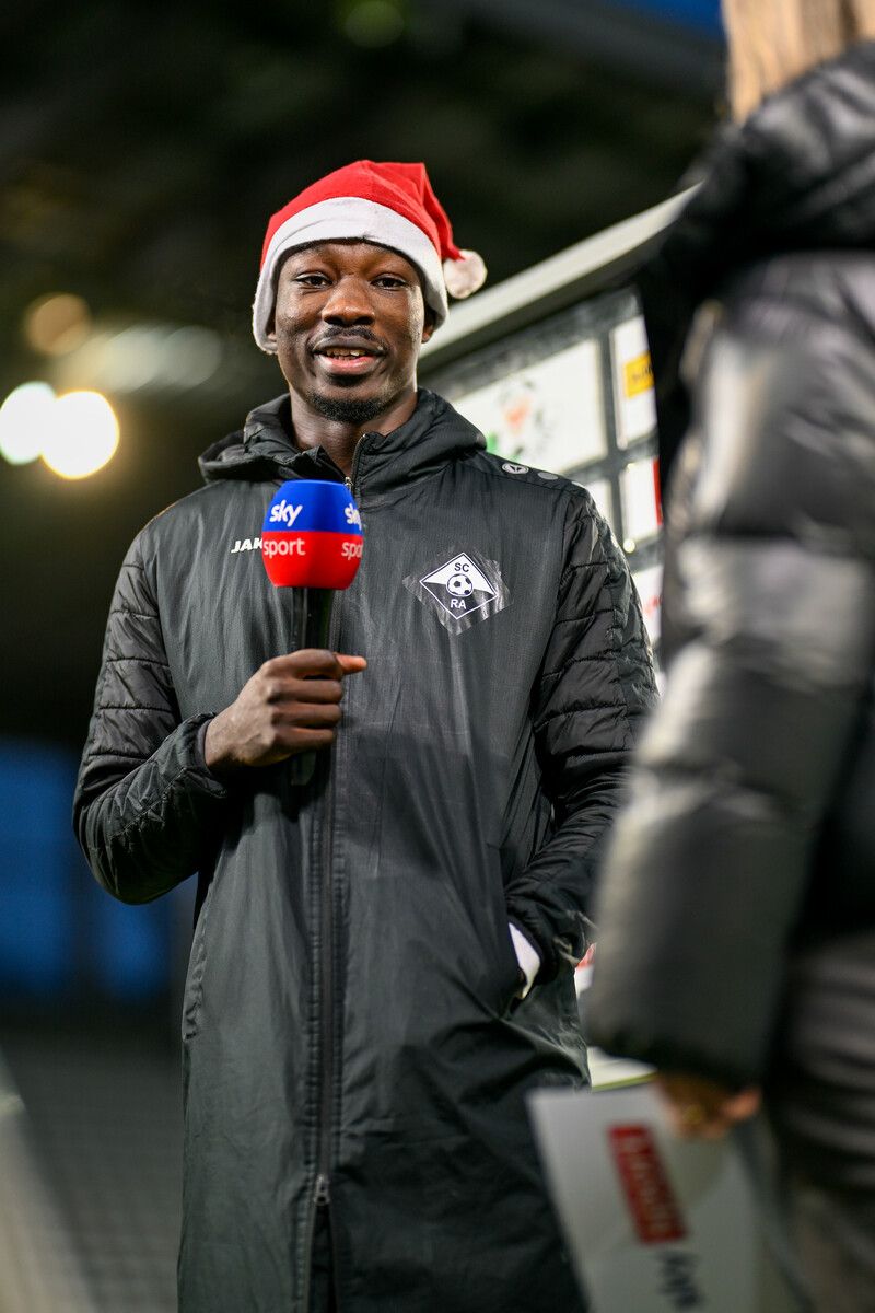 Ousmane Diawara nach dem Spiel mit der Weihnachtsmütze. Der 26-Jährige Stürmer hält nun bei vier Saisontreffern und ist damit erfolgreichster Angreifer.⇒gepa/4