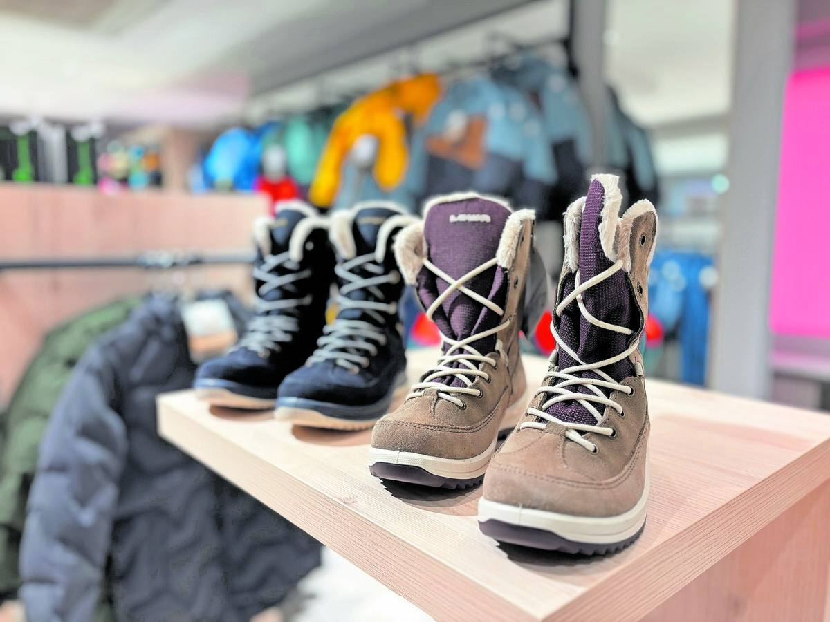 Panto Outdoor Bei Panto Outdoor dreht sich alles ums Draußensein. Die Standorte in Hard, Hohenems, Frastanz, Egg, Mellau – und neu auch in Bregenz – bieten eine breite Auswahl an funktioneller Ausrüstung für Naturbegeisterte jeden Alters. Besonderes Augenmerk liegt auf Marken mit einem überzeugenden Preis-Leistungs-Verhältnis.