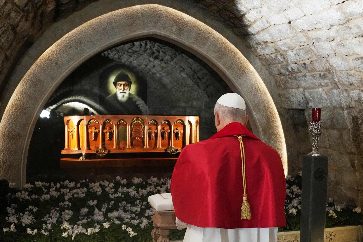 Papst Leo XIV. betet am Grab des sowohl von Christen als auch Muslimen verehrten Heiligen Charbel Machluf im Kloster St. Maroun im Libanon. Leo ist der erste Papst, der sein Grab besucht hat. AFP (5)