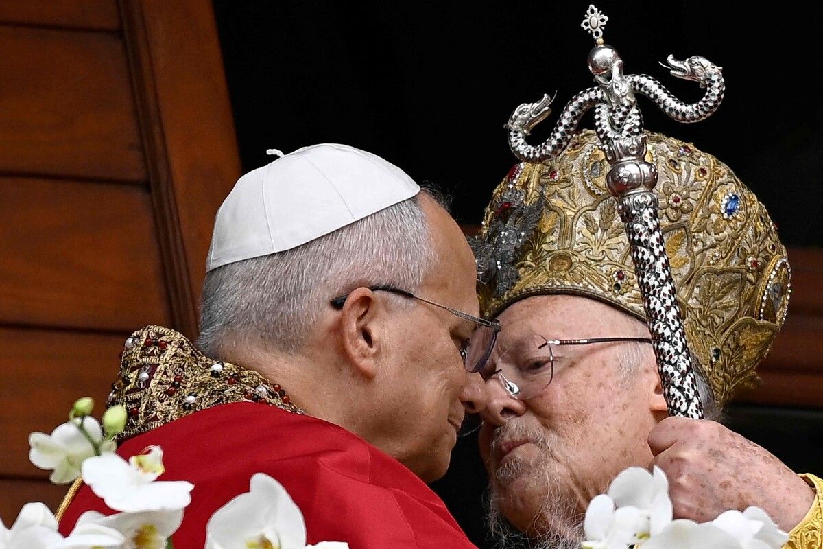 Papst Leo XIV. und der Patriarch Bartholomäus I. umarmen sich am Balkon der Patriarchatskirche St. Georg nach einer Liturgie in Istanbul.