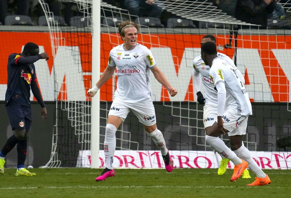 Paul Koller bejubelt seinen ersten Treffer in der laufenden Saison. Sein Kopfballtor bedeutete den Ausgleich im Spiel gegen Österreichs Krösus RB Salzburg.⇒apa