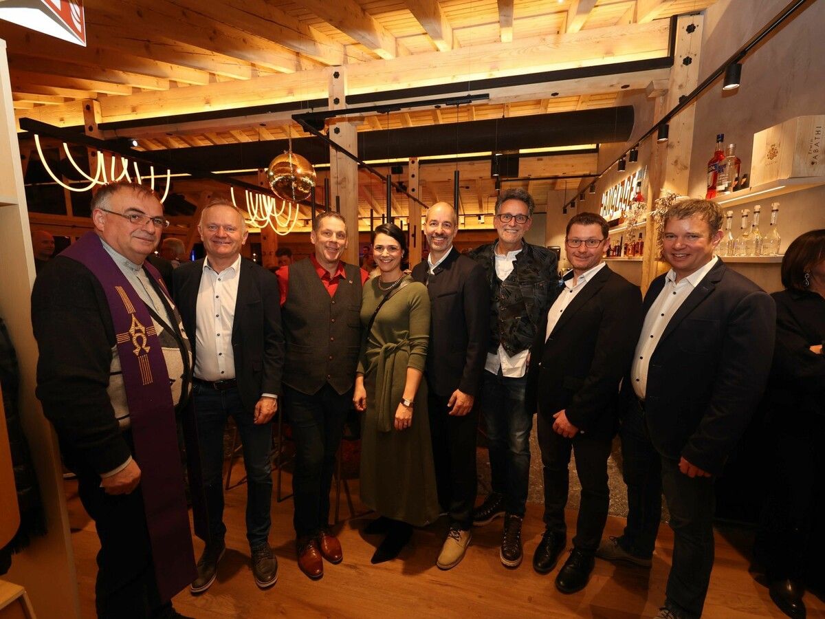 Pfarrer Hans Tinkhauser, GF Peter Marko, Restaurantleiter Michael Barthold, Iris Zugg (Projektleitung), Gastro-GF Markus Stemer, AR-Vorsitzender Gerhard Burtscher, Christian Pfister (Projektleitung) und GF Martin Oberhammer.⇒AME
