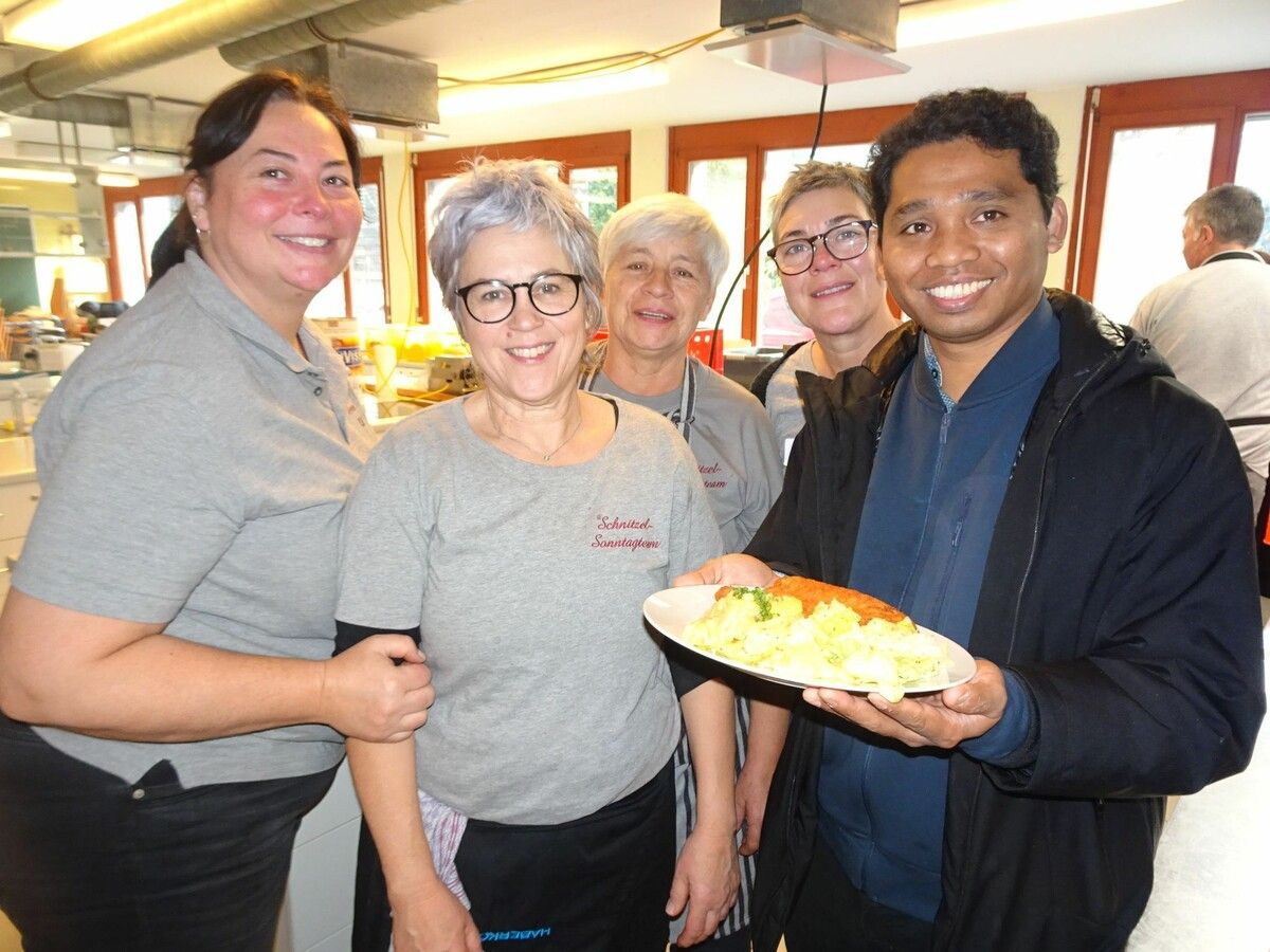 Pfarrer Inosens freute sich mit den fleißigen Damen, dass der Schnitzelsonntag wieder so gut ankam. ⇒cth (3)