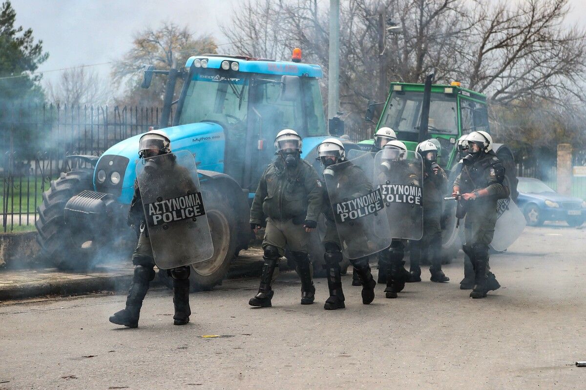 Polizei setzt Tränengas gegen protestierende Landwirte ein, die mit Traktoren wegen gekürzter EU-Subventionen eine Zufahrt blockieren.