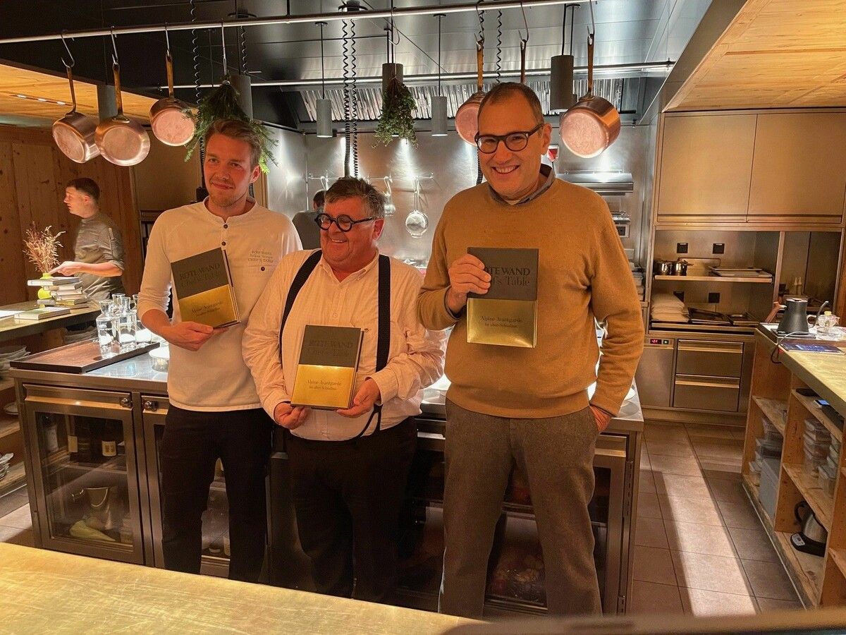Präsentation des Kochbuches (v.l.): Koch und Autor Julian Stieger, Herausgeber Joschi Walch und Verleger sowie Autor Christian Seiler sind sichtlich stolz. ⇒VN/sca