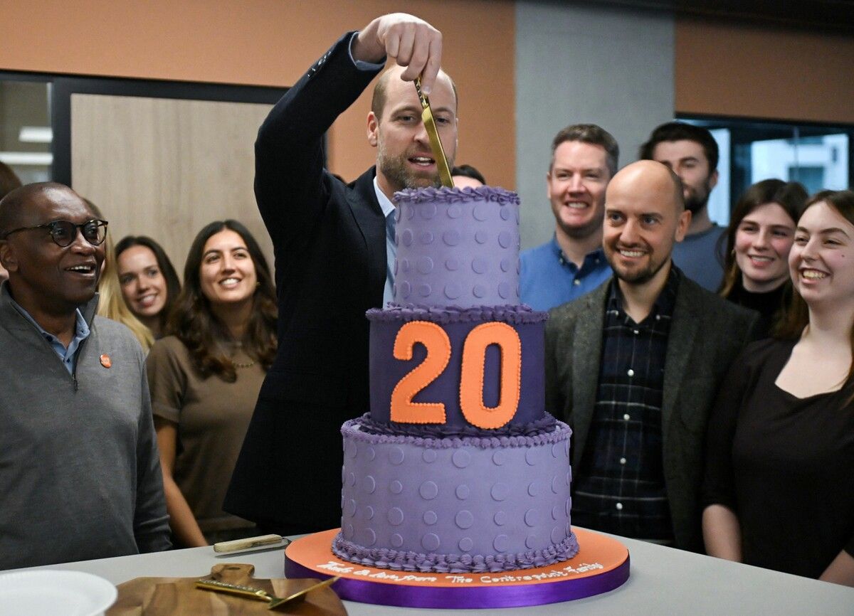 Prinz William feiert mit einer Torte sein 20-jähriges Jubiläum als Schirmherr der Wohltätigkeitsorganisation Centrepoint, die sich um obdachlose Jugendliche kümmert.