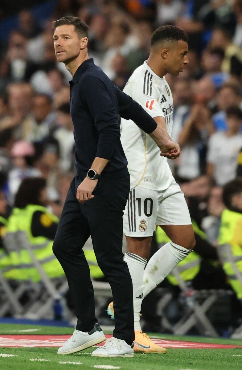 Real-Trainer Xabi Alonso (im Bild mit seinem Superstar Kylian Mbappé) soll innerhalb der Mannschaft nicht mehr das Vertrauen der Spieler genießen.⇒apa