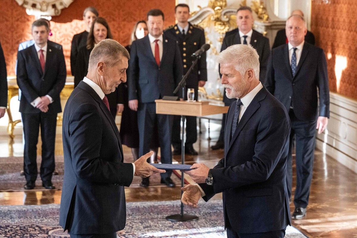 Rechtspopulist Babiš (l.) wurde von Präsident Petr Pavel vereidigt.⇒AFP