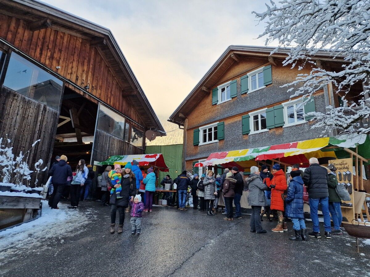 Regionale Anbieter präsentieren auf dem Biohof Mathies heimische Spezialitäten, handgefertigte Unikate und Selbstgemachtes aus der Landwirtschaft.