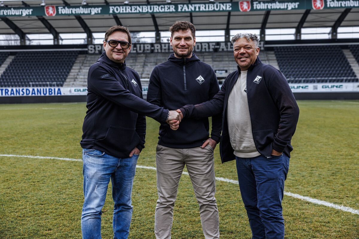 René Fink wird von Juniors-Sportchef Markus Podhradsky (links) und Altachs Sportkoordinator Eric Orie begrüßt.⇒VN-SCRA