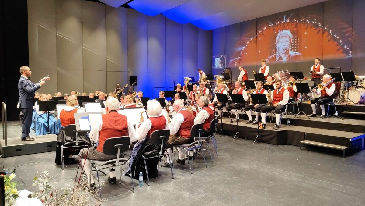 Rockiger Zwischenspurt: Der “Bon Jovi Rock Mix” bringt neue Energie in den Konzertabend.⇒he (2)