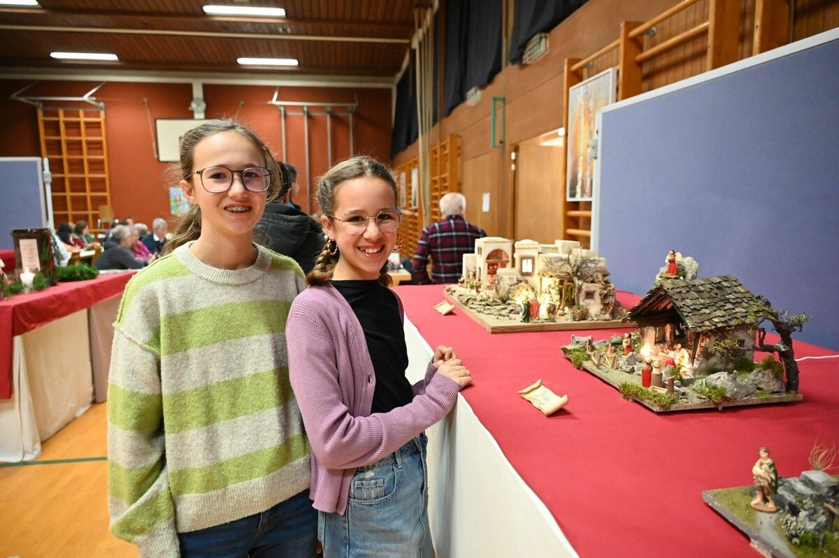 Rosa Gantner (rechts) zeigt ihrer Schwester Lisa Gantner ihre Krippe.⇒dob (2)