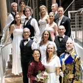 Christbaumverkauf mit kleinem Weihnachtsmarkt