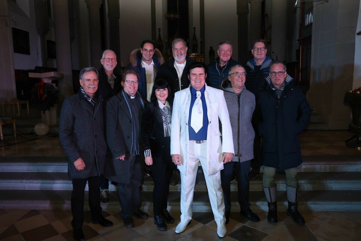 „Rusty“ mit Managerin Petra Egel, Dompfarrer Fabian Jochum und „Lions“-Vorstandsmitgliedern.⇒Arno Meusburger