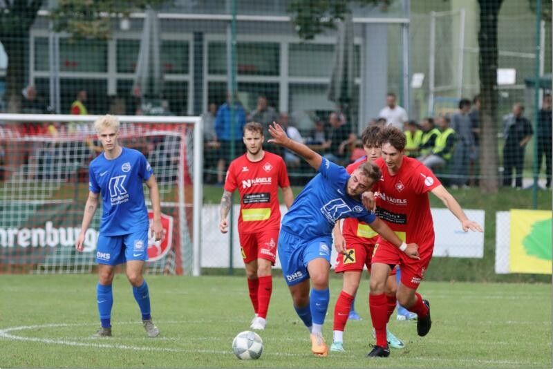 RW-Abwehrchef Lukas Widemschek (r.) fehlt im Frühjahr den Rot-Weißen. ⇒Thomas Knobel