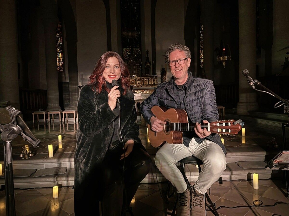 Sängerin Nina Fleisch und Gitarrist Ekkehard Breuss beim Winterkonzert im Dom St. Nikolaus in Feldkirch.⇒Sigrid Juen