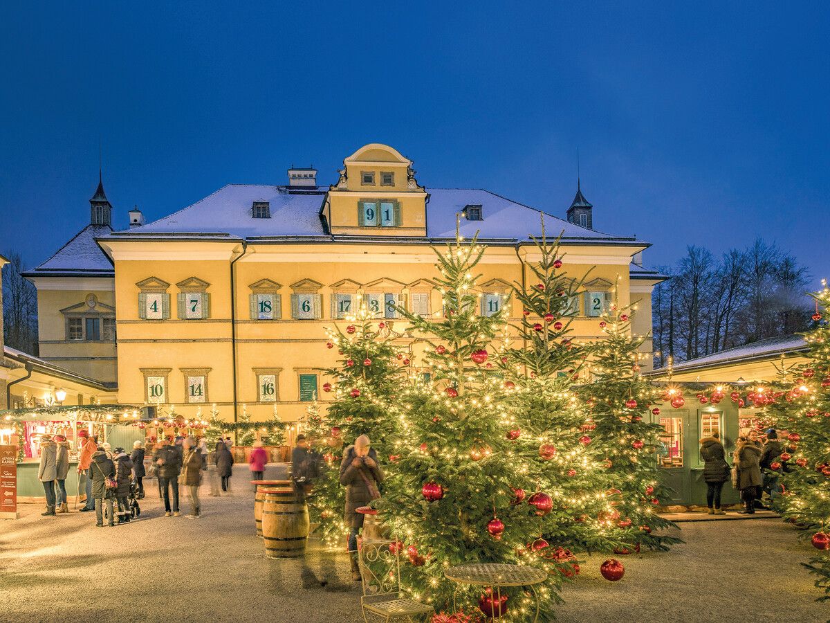 Schloss Hellbrunn erstrahlt im Advent in einem Meer aus Lichtern.⇒Shutterstock