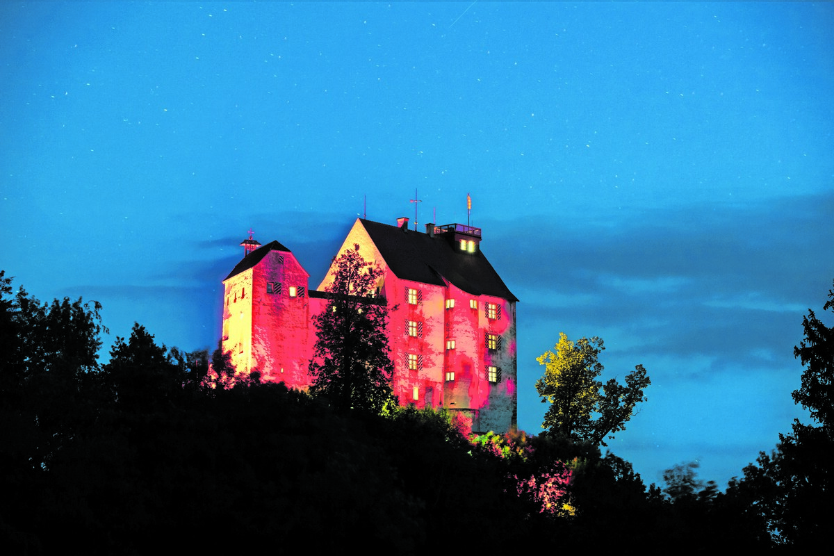 Schloss Waldburg Mystisch, feurig und einzigartig: Die Raunächte auf der Waldburg (D) laden bis 5. Jänner 2026 zu einem besonderen Winter-Open-Air ein. Krampusse, Trolle, Drachen und Feuershows sorgen für eine ganz besondere Atmosphäre. An ausgewählten Abenden gibt es eigene Raunächte für Kinder – inklusive Fackelumzug.