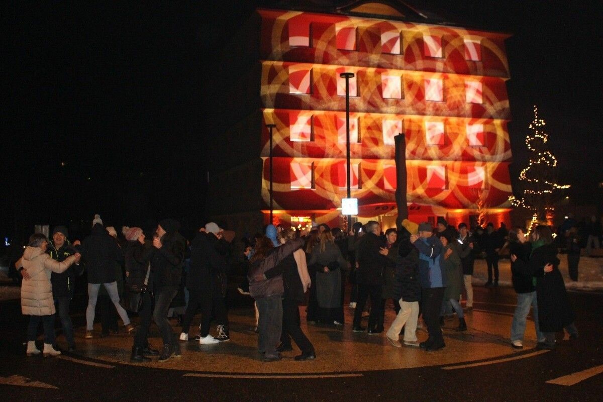 Schlusspunkt eines großen Jubiläumsjahres: Vom Dorfplatz ziehen die Partygäste zum Kreisverkehr und dann heißt es „Alles Walzer!”