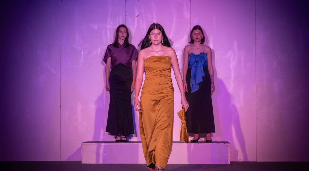 Schülerinnen präsentierten wieder eine kreative Bühnenshow beim diesjährigen Netzwerkabend an der HTL Dornbirn. ⇒cth (2)