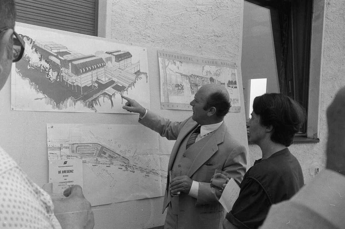 Seit 1970 wurde schon über ein Hallenbad für Bregenz nachgedacht, aber erst das „Ja“ in der Volksabstimmung über das Uferkonzept machte den Weg endgültig frei. So konnte der Bürgermeister schließlich 1979 die Pläne der Öffentlichkeit präsentieren.