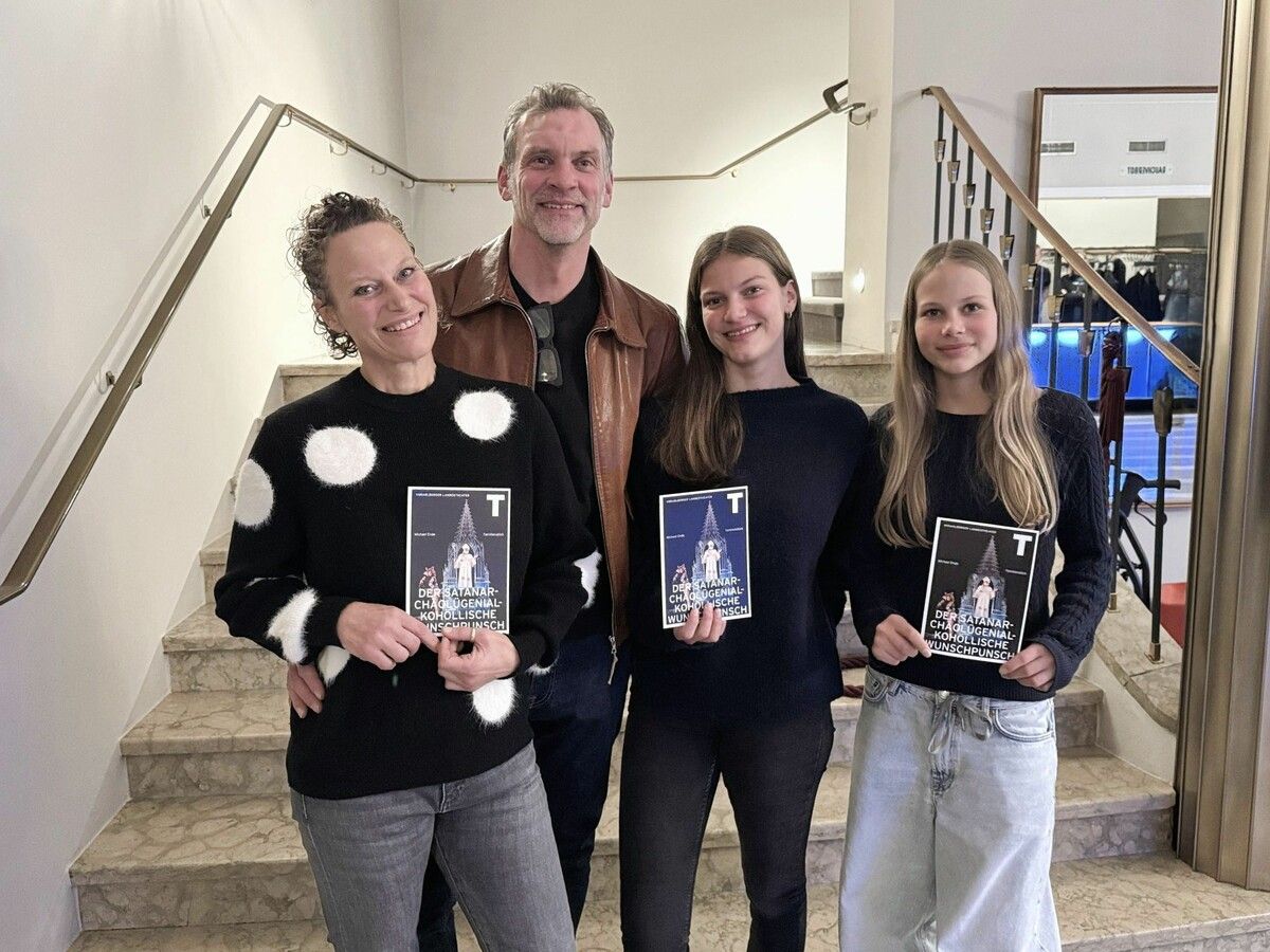 Seit 20 Jahren besuchen Gabi und Günter Kohler gemeinsam mit ihren vier Kindern das Weihnachtsstück am Vorarlberger Landestheater. Dieses Jahr waren die Töchter Adele und Matilda mit dabei.⇒SIE