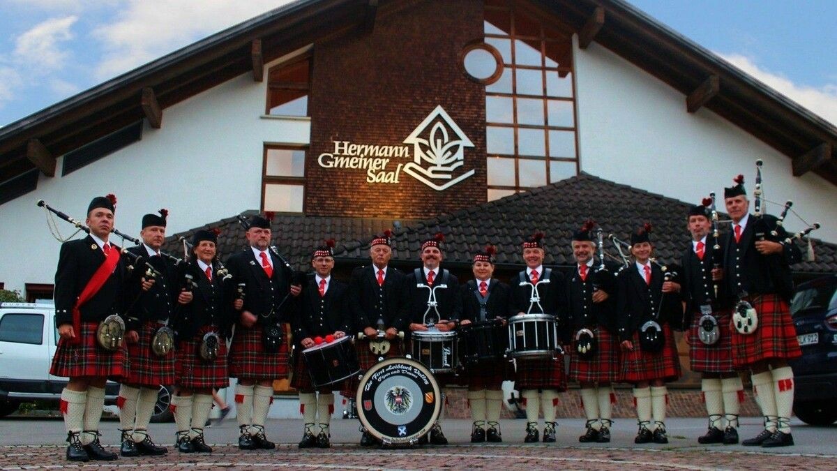 Seit vielen Jahren zählen die „Leiblachtaler Schotten“ zu den hochgeschätzten Stammgästen der Lindauer Hafenweihnacht. Am Sonntag, 18 Uhr, marschieren die Pipes & Drums wieder in Lindau ein. ⇒STP (3)