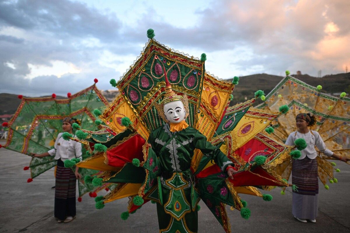 Shan-Künstler tanzen in Taunggyi zum Auftakt des Tazaungdaing-Lichterfests in Myanmar.