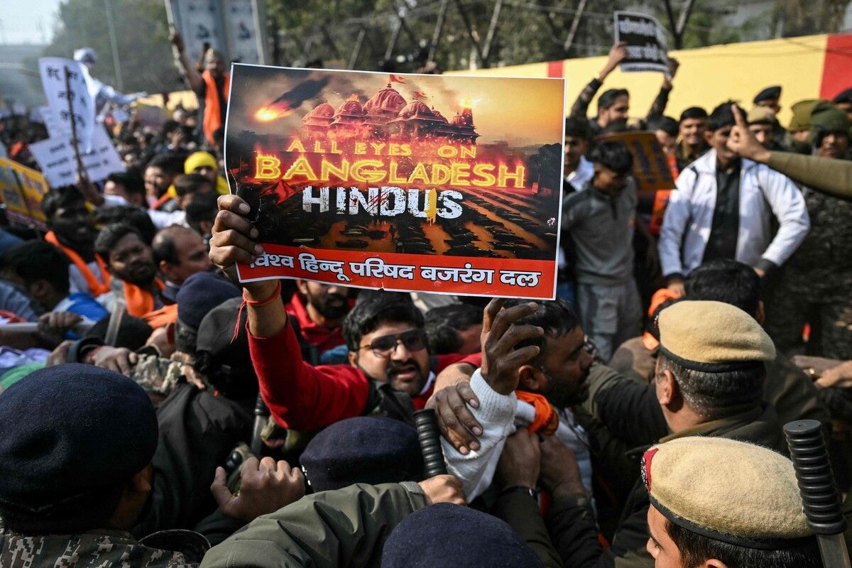 Sicherheitskräfte versuchen, Aktivisten der Vishva Hindu Parishad (VHP) während einer Protestkundgebung in Neu-Delhi zu stoppen. AFP (5)