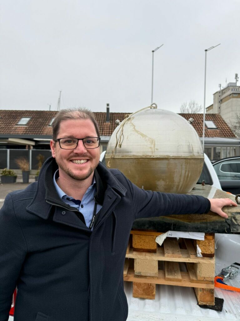 Silvan Paganini vom Schiffsbergeverein mit der Kugel, die rund 230 Liter fasst. ⇒Schiffsbergeverein 