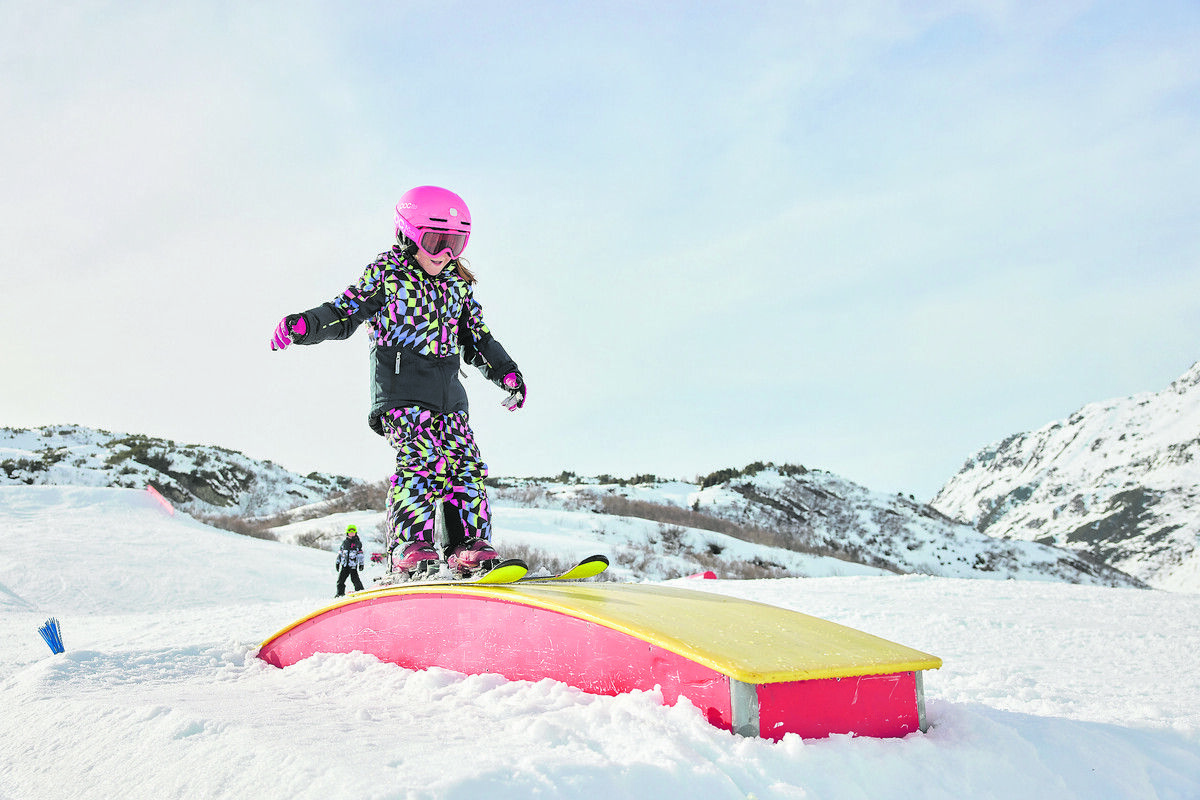 silvapark galtür Vielseitig zeigt sich der Silvapark Galtür. Ob Abfahrten auf der Piste oder Herausforderungen abseits davon – das Skigebiet bietet zahlreiche Möglichkeiten. Besonders Familien fühlen sich hier wohl: Die mehrfach ausgezeichnete Kinderfreundlichkeit macht den Silvapark auch bei jungen Wintersportler:innen äußerst beliebt.