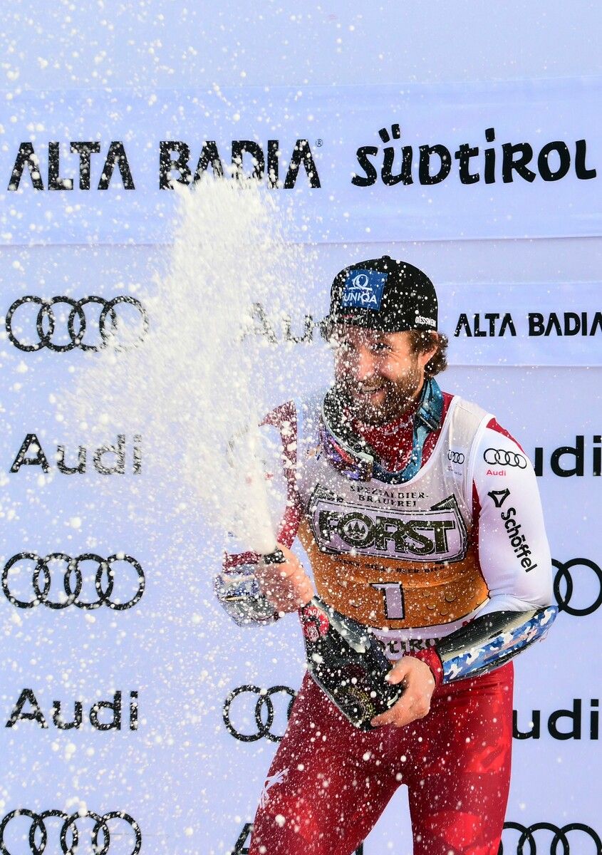 So richtig in Feierlaune: Marco Schwarz feiert seinen Weltcupsieg auf der Gran Risa in Alta Badia.⇒gepa