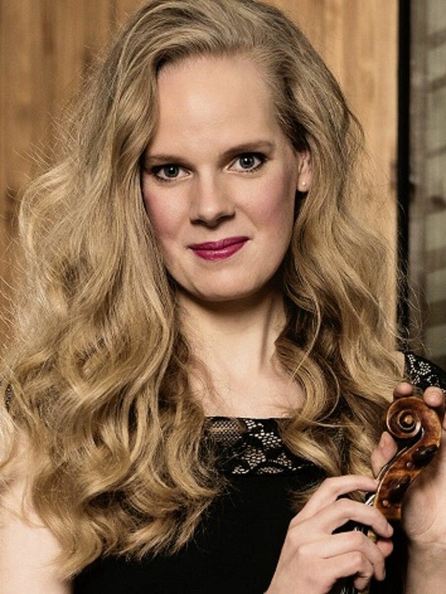 Solistin des Violinkonzertes von Jean Sibelius ist die Niederländerin Simone Lamsma.⇒Otto van den Toorn