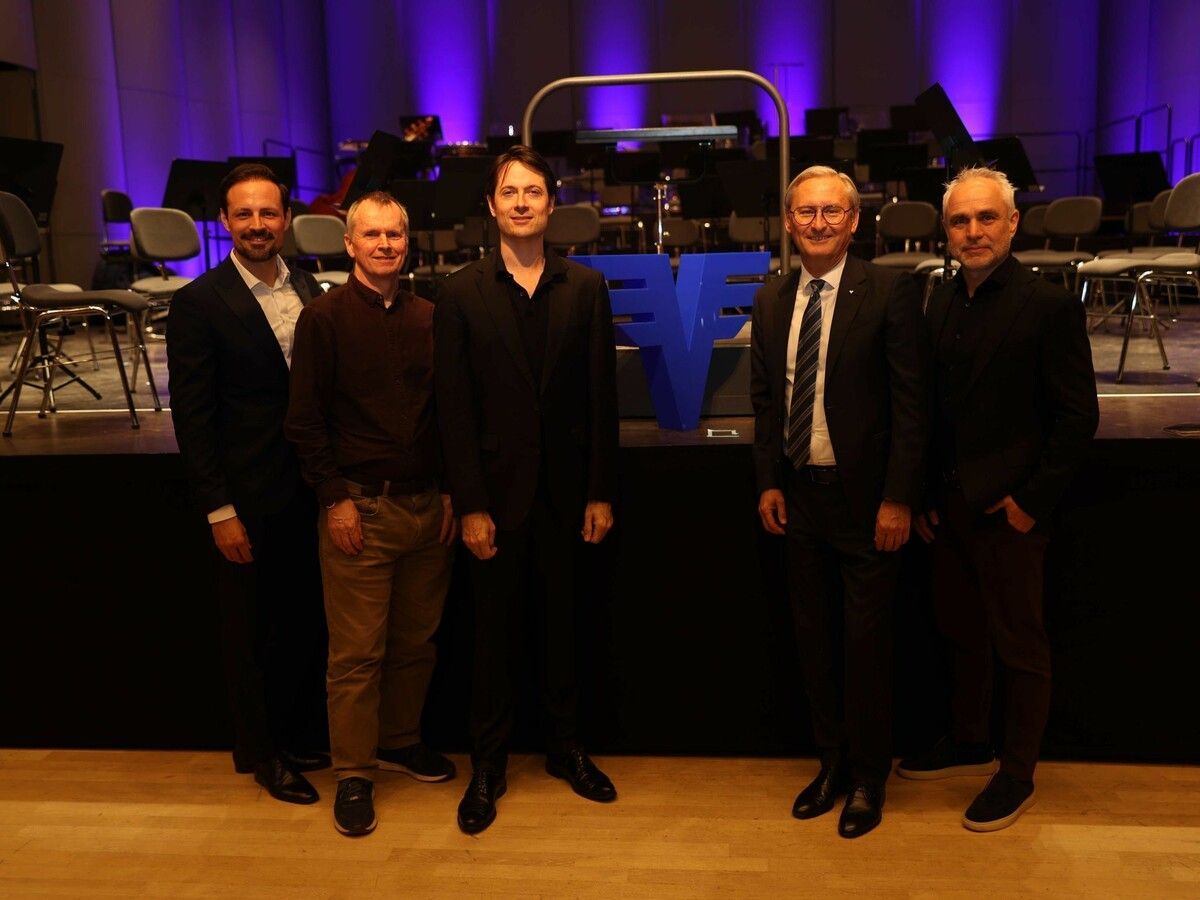 SOV-GF Gerald Mair, Solist Steven Osborne, Chefdirigent Leo McFall, Vorstandsvorsitzender Gerhard Hamel und SOV-Präsident Manfred Schnetzer.⇒AME