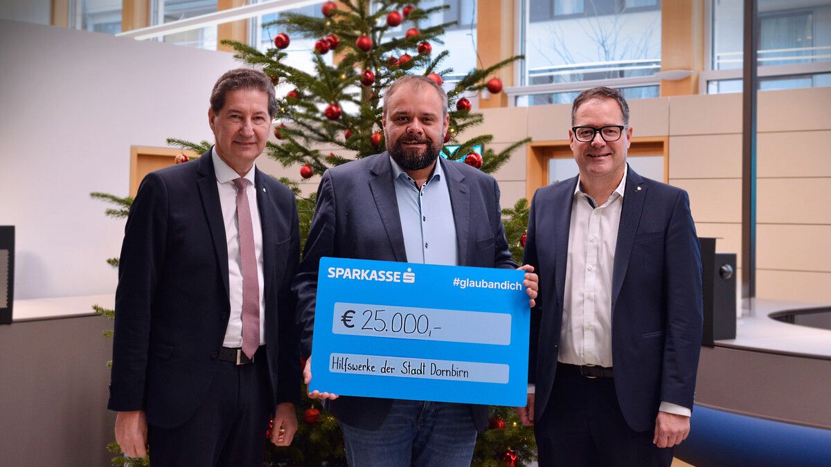 Spende Die Dornbirner Sparkasse überreichte Schecks in Höhe von 51.000 Euro an Bürgermeister Markus Fäßler und die Bürgermeister von Lustenau, Hohenems, Altach, Höchst, Schwarzach und Lauterach. „Wir möchten jenen neuen Mut geben, die durch Schicksalsschläge in Not geraten sind“, so die Sparkassen-Vorstände Harald Giesinger und Martin Jäger. spk