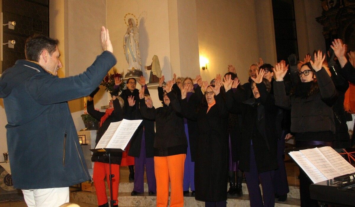 Sprühende Fröhlichkeit bei Bella Ciao, Gänsehautfeeling bei Tage wie diese – das Fluher Chörle begeisterte mit seiner Vielseitigkeit.