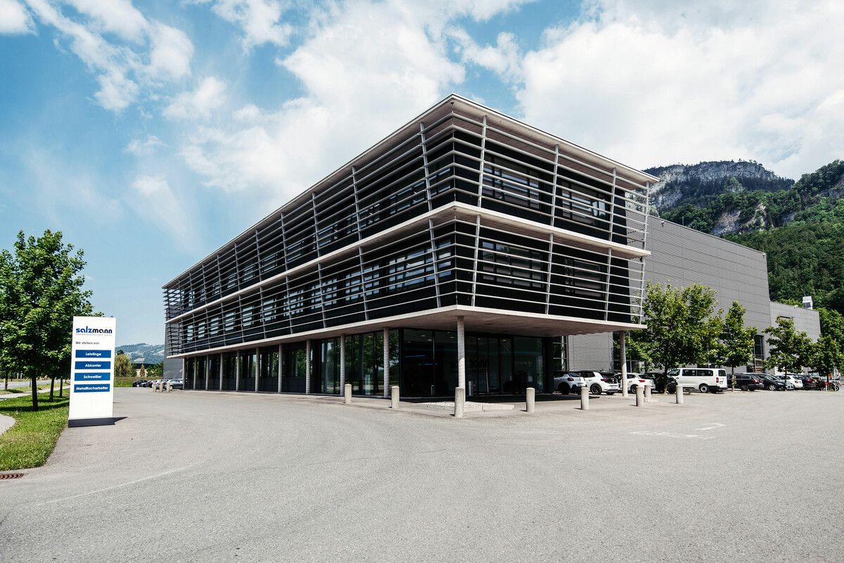 Stammsitz von Salzmann in Hohenems: Das neue Grundstück ist links zwischen Gebäude und Firmenschild zu sehen. ⇒sams