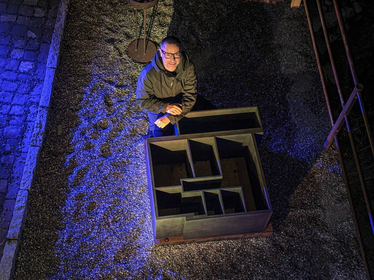 Stefan Amanns Skulptur „Struktur Roseggerstraße“ auf der Plattform Ein m² Kunst.